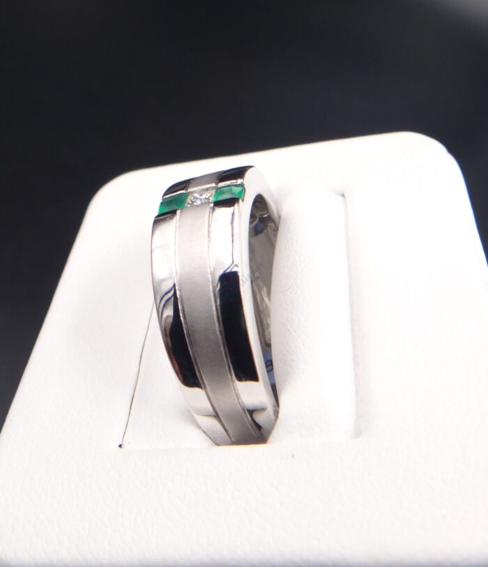 14K White Gold Emerald Diamond Ring - Image 3